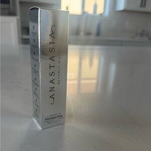 Anastasia Beverly Hills Luminous Foundation - Silver Packaging